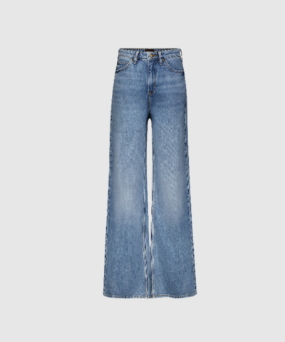 Lee Stella High Rise Wide Leg Jean i Take The Hint er en moderne wide‑leg jeans med høj talje, lang benlængde og palazzo‑inspireret A‑line silhuet. Den mellemblå denim er fremstillet i en blød bomuld/lyocell‑blanding, som giver et luksuriøst, autentisk look. Perfekt til både afslappede og pæne outfits.