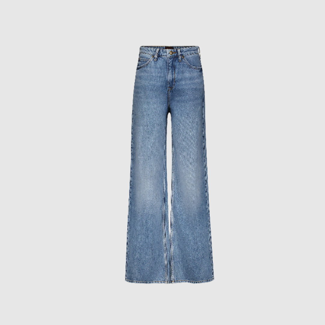 Lee Stella High Rise Wide Leg Jean i Take The Hint er en moderne wide‑leg jeans med høj talje, lang benlængde og palazzo‑inspireret A‑line silhuet. Den mellemblå denim er fremstillet i en blød bomuld/lyocell‑blanding, som giver et luksuriøst, autentisk look. Perfekt til både afslappede og pæne outfits.