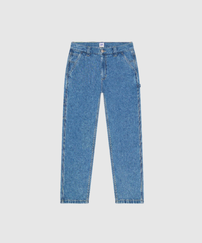 Opdag Workwear Carpenter Relaxed Jean – Almighty fra Lee, et par moderne carpenter‑jeans i relaxed tapered fit, skabt i slidstærk denim med 20% genanvendt bomuld. Det klassiske workwear‑udtryk kombineret med funktionelle lommer og en autentisk blå stone‑wash gør disse jeans perfekte til hverdagsbrug, streetwear og praktiske outfits. Komfortable, tidløse og bygget til at holde.