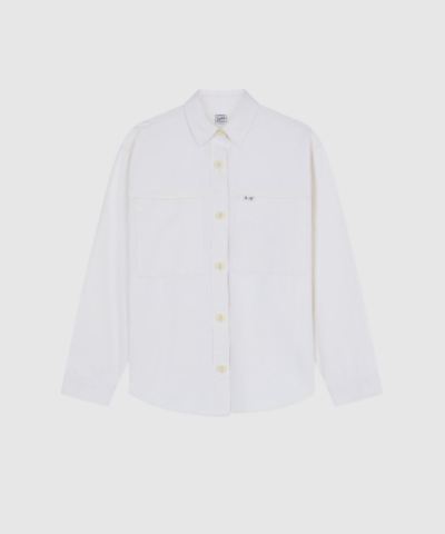 Lee Workwear Relaxed Utility Overshirt i Powder White er en let og funktionel overshirt i bomuld/lyocell. Med relaxed fit, brystlommer og klassisk workwear‑design fungerer den perfekt som lag‑på‑lag eller let jakke. Ideel til både hverdagsbrug og casual styling.