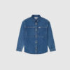Opdag Lee Workwear Relaxed Utility Overshirt – Sticking Point, en moderne overshirt i denim med relaxed fit og to praktiske brystlommer. Den er skabt i en komfortabel bomuldsblanding med let stretch og 20% genanvendt bomuld, hvilket giver en autentisk stone‑wash og høj komfort. Perfekt til layering, overgangsvejr og afslappede hverdagslooks. En stilfuld og alsidig overshirt, der fungerer både som skjorte og let jakke.