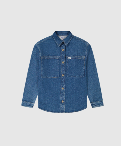 Opdag Lee Workwear Relaxed Utility Overshirt – Sticking Point, en moderne overshirt i denim med relaxed fit og to praktiske brystlommer. Den er skabt i en komfortabel bomuldsblanding med let stretch og 20% genanvendt bomuld, hvilket giver en autentisk stone‑wash og høj komfort. Perfekt til layering, overgangsvejr og afslappede hverdagslooks. En stilfuld og alsidig overshirt, der fungerer både som skjorte og let jakke.