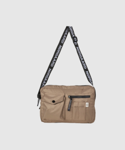 Mads Nørgaard Bel One Cappa Bag FAV Walnut er en funktionel og moderne crossbody‑taske i slidstærk polyester. Med to store rum, flere udvendige lommer og en bred justerbar logorem får du en taske, der både er praktisk og stilren. Den varme brune Walnut‑farve giver tasken et eksklusivt udtryk, som passer perfekt til både hverdag og arbejde.