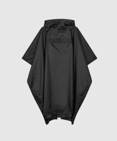 Opdag Rainy Scape Cape i Black fra Mads Nørgaard – en moderne og funktionel regn‑cape i let, vandafvisende kvalitet. Med half‑zip, justerbar hætte og minimalistisk design er den perfekt til hverdagsbrug, byliv og overgangsvejr. Et stilrent og praktisk must‑have.