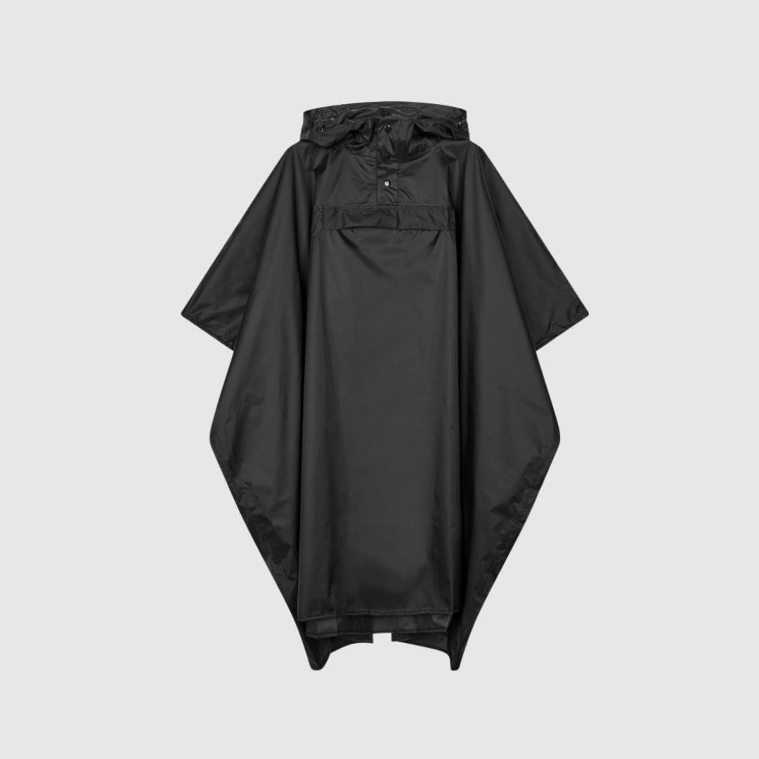 Opdag Rainy Scape Cape i Black fra Mads Nørgaard – en moderne og funktionel regn‑cape i let, vandafvisende kvalitet. Med half‑zip, justerbar hætte og minimalistisk design er den perfekt til hverdagsbrug, byliv og overgangsvejr. Et stilrent og praktisk must‑have.