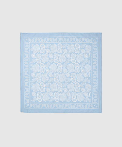 Mads Nørgaard Soft Cotton Paisley Scarf Solid Cashmere Blue er et elegant og alsidigt tørklæde i 100% bomuld. Den klassiske paisley‑print og den smukke blå farve giver et tidløst udtryk, mens den lette kvalitet gør det behageligt at bære både i hverdagen og til særlige anledninger. Perfekt som accessory om halsen, i håret eller på tasken.