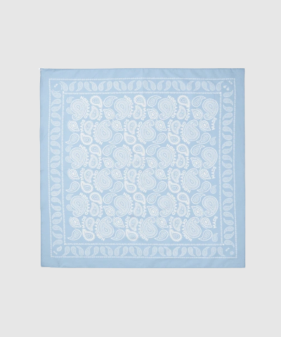 Mads Nørgaard Soft Cotton Paisley Scarf Solid Cashmere Blue er et elegant og alsidigt tørklæde i 100% bomuld. Den klassiske paisley‑print og den smukke blå farve giver et tidløst udtryk, mens den lette kvalitet gør det behageligt at bære både i hverdagen og til særlige anledninger. Perfekt som accessory om halsen, i håret eller på tasken.