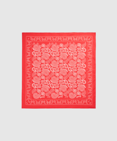 Mads Nørgaard Soft Cotton Paisley Scarf Solid Cashmere Rød er et elegant og alsidigt tørklæde i 100% bomuld. Den klassiske paisley‑print og den smukke blå farve giver et tidløst udtryk, mens den lette kvalitet gør det behageligt at bære både i hverdagen og til særlige anledninger. Perfekt som accessory om halsen, i håret eller på tasken.