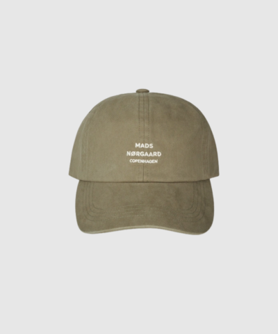 Mads Nørgaard Soft Twill Cash Cap Overland Trek er en minimalistisk og stilren kasket i 100% bomuld. Den army‑grønne farve giver et cool, moderne look, mens det broderede logo foran skaber et enkelt og ikonisk udtryk. Kasketten har buet skygge og justerbar rem, hvilket gør den både praktisk og komfortabel. Perfekt til både casual outfits og sporty hverdagslooks.