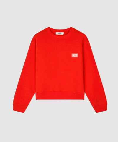 Mads Nørgaard Standard Taylor Sweatshirt Fiery Red er en blød og komfortabel cropped sweatshirt i en flot rød farve. Den er lavet i en let og behagelig bomuldsblanding og har et klassisk udtryk med rund hals, ribkanter og en afslappet pasform. En alsidig style, der er perfekt til både hverdag og afslappede outfits.