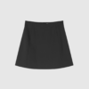 Mads Nørgaard Stretchy Nylon Roberta Skirt Black er en klassisk og stilfuld nederdel i et komfortabelt, strækbart materiale. Perfekt til både hverdag og festlige anledninger. Den glatte kvalitet og enkle silhuet gør den nem at style med alt fra strik til skjorter. Leder du efter en sort nederdel, der både er behagelig og elegant, er denne model et oplagt valg.