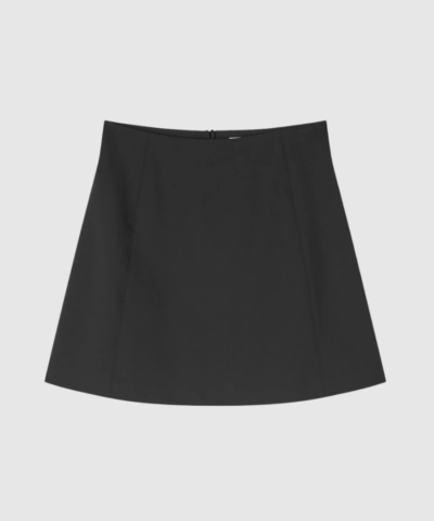 Mads Nørgaard Stretchy Nylon Roberta Skirt Black er en klassisk og stilfuld nederdel i et komfortabelt, strækbart materiale. Perfekt til både hverdag og festlige anledninger. Den glatte kvalitet og enkle silhuet gør den nem at style med alt fra strik til skjorter. Leder du efter en sort nederdel, der både er behagelig og elegant, er denne model et oplagt valg.