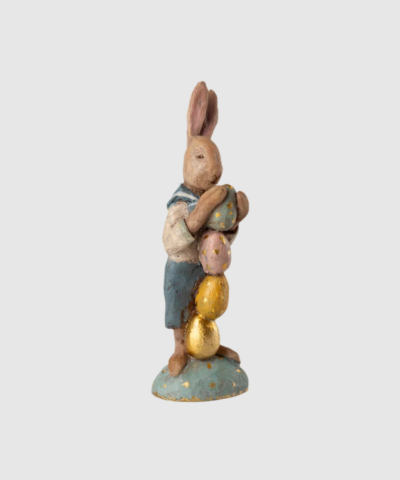 Opdag Easter Bunny Nr. 12, en håndmalet påskefigur i polyresin fra den populære Easter Parade-kollektion. Med sin detaljerede finish, 13 cm højde og unikke karakter er figuren perfekt til påskepynt, samlere og hyggelige forårsdekorationer.
