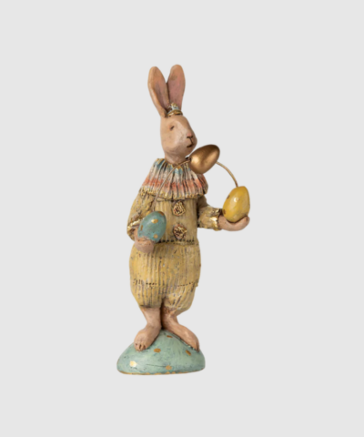 Opdag Easter Parade Nr. 27 – en smuk håndmalet påskefigur i polyresin. Den detaljerede figur på 17 cm er en del af den populære Easter Parade-kollektion, hvor hver figur er unik pga. håndmalingen. Perfekt til påskebordet, forårsdekorationer eller som samlerobjekt.