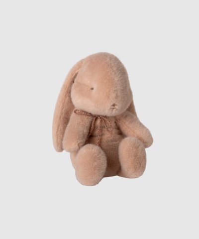 Opdag Maileg Bunny Plush Small – Powder, en blød og charmerende bamsekanin i unikt plush‑stof. Den fine sløjfe, de lange ører og det søde ansigt gør den til en tidløs Maileg‑klassiker. Perfekt som gave, pynt på børneværelset eller som barnets nye bedste ven. En elskelig og blød bamse for alle aldre.