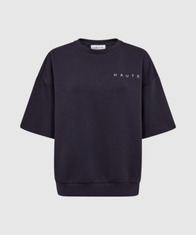 Opdag Haute L'amitie Maxi Split SS Logo Sweat i farven Navy – en moderne kortærmet sweatshirt med logo‑print, blød sweatkvalitet og afslappet boxy pasform. Den perfekte kombination af sporty, casual og feminint design. Ideel til både hverdag, lounge og lag‑på‑lag styling.