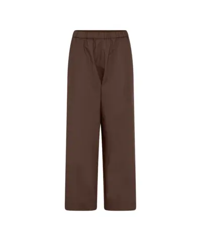 Melbourne Ankle Pant – Coffee Quartz fra FRAU er en klassisk og tidløs buks i 100% økologisk bomuldspoplin. Med smal elastik i taljen, usynlige lommer og lige benforløb er den både komfortabel, elegant og perfekt som hverdagsbuks.