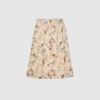 Opdag Baia Slip Skirt – Print Nature fra MUNTHE, en let og elegant nederdel i 96% viskose og 4% elastan med smukt botanisk print. Nederdelen har elastisk talje, lige/let A‑formet silhuet og unik printplacering. Perfekt alene eller som lag‑på‑lag under den matchende BAIA nederdel. En feminin og alsidig style, der passer til enhver garderobe.