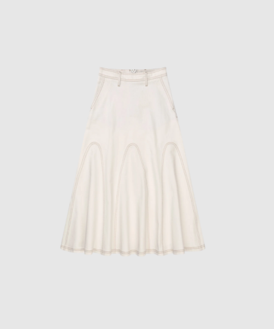 Opdag Braylin Skirt – Ivory fra MUNTHE, en stilren denimnederdel i 99% økologisk bomuld med midi‑længde, flared kant og strukturerede syninger. En tidløs og alsidig style, der passer til både hverdag og mere polerede looks. Perfekt til dig, der ønsker et feminint og moderne denimudtryk.