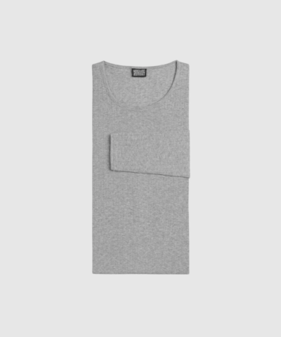 Opdag den ikoniske 101 Melange – Light Grey fra Mads Nørgaard. Den klassiske langærmede rib‑T‑shirt er designet i 1967 og produceres stadig i Danmark i 100% blød bomuld. Den melerede struktur og tætsiddende pasform gør den til en tidløs basisstyle, der passer til enhver garderobe. Et must‑have, der kan styles året rundt.