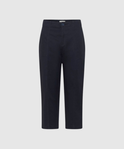 Opdag NettaPW bukser – Dark Navy fra Part Two, et par stilrene bukser med straight fit og ankellængde. Fremstillet i en blød bomuldsblanding med stretch, som giver maksimal komfort og et rent udtryk. Med sidelommer, synlige sømme og minimalistisk design er de perfekte til både hverdagsbrug og polerede outfits. Et must‑have i enhver garderobe.