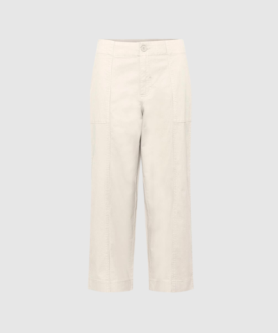 Opdag NettaPW bukser fra Part Two – et par moderne, afslappede bukser i en blød bomuldsblanding med cropped længde og loose fit. Med frontlommer og syningsdetaljer får du et funktionelt og stilrent hverdagsdesign, der både er komfortabelt og let at style. Ideelle til både casual og smart‑casual looks.