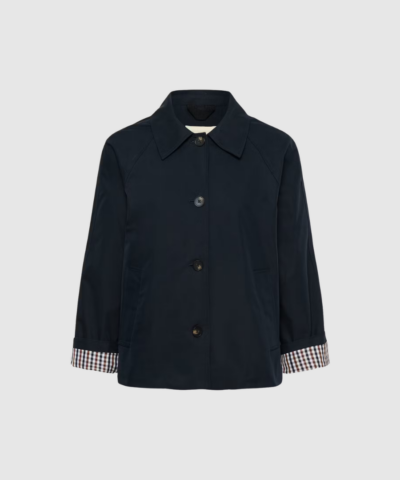 Opdag AlinnaPW fra Part Two – en moderne, boxy jakke med klassisk skjortekrave, rene linjer og smukke ternede manchetter. Jakken er fremstillet i en behagelig bomulds‑ og genanvendt polyesterkvalitet, som giver et let og stilfuldt udtryk. Perfekt som let overgangsjakke eller som overshirt til både hverdag og arbejde. En tidløs style, der passer til hele garderoben.