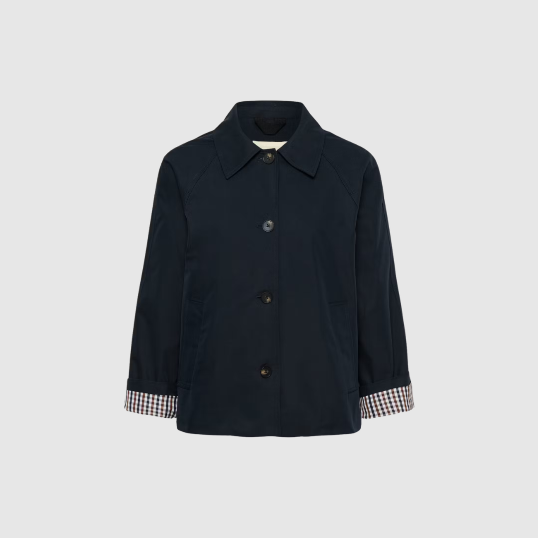 Opdag AlinnaPW fra Part Two – en moderne, boxy jakke med klassisk skjortekrave, rene linjer og smukke ternede manchetter. Jakken er fremstillet i en behagelig bomulds‑ og genanvendt polyesterkvalitet, som giver et let og stilfuldt udtryk. Perfekt som let overgangsjakke eller som overshirt til både hverdag og arbejde. En tidløs style, der passer til hele garderoben.