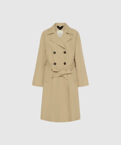 Opdag AubriePW frakken fra Part Two – en klassisk, knælang frakke i et luksuriøst uldmix. Med reverskrave, knaplukning, slids bagpå og en let oversized pasform får du en elegant og moderne frakke, der passer perfekt til både hverdagsbrug og pænere anledninger. Farven Travertine giver et tidløst og eksklusivt udtryk.