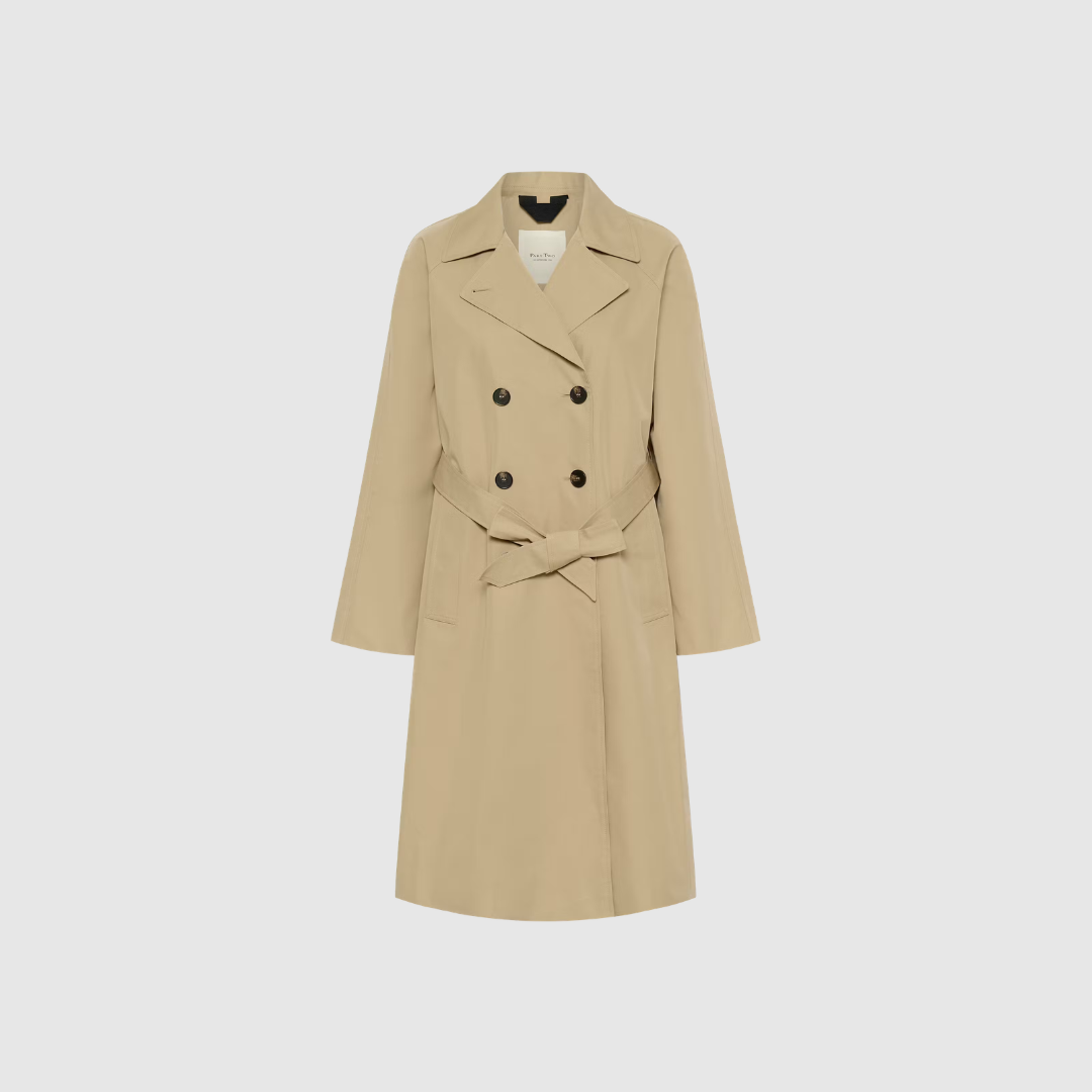 Opdag AubriePW frakken fra Part Two – en klassisk, knælang frakke i et luksuriøst uldmix. Med reverskrave, knaplukning, slids bagpå og en let oversized pasform får du en elegant og moderne frakke, der passer perfekt til både hverdagsbrug og pænere anledninger. Farven Travertine giver et tidløst og eksklusivt udtryk.