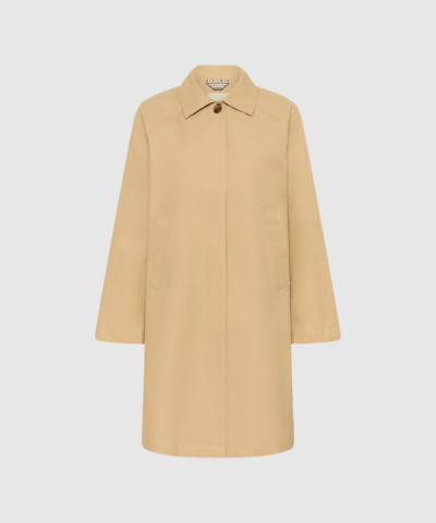 Opdag EttiePW frakken fra Part Two – en klassisk og stilfuld forårsfrakke med let oversized pasform, rene linjer og tidløs elegance. Den perfekte frakke til både hverdagsbrug, karrierelook og sæsonens pænere outfits. Skabt i en blød, behagelig kvalitet og designet med smukke, minimalistiske detaljer, der gør frakken til et musthave i enhver moderne garderobe.