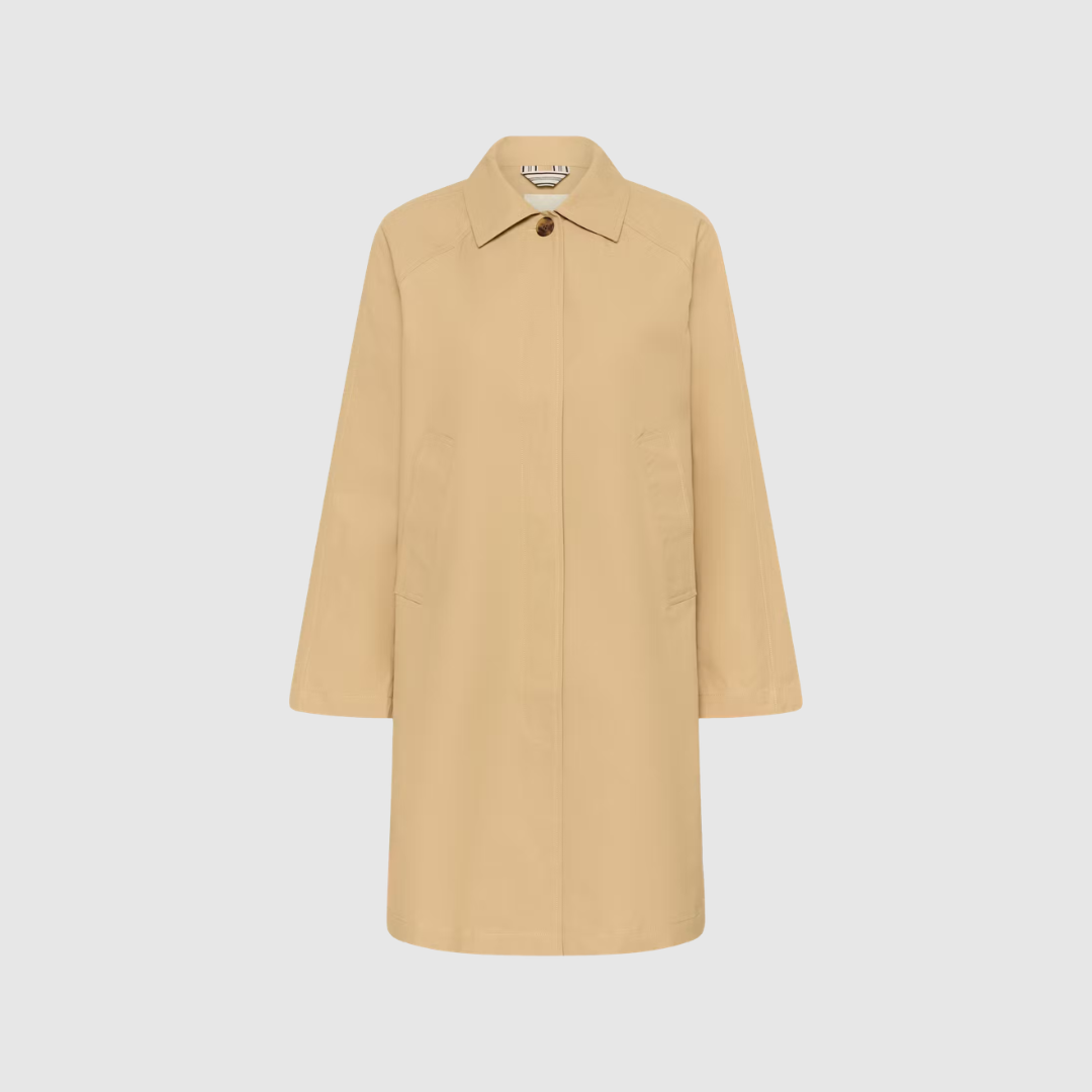 Opdag EttiePW frakken fra Part Two – en klassisk og stilfuld forårsfrakke med let oversized pasform, rene linjer og tidløs elegance. Den perfekte frakke til både hverdagsbrug, karrierelook og sæsonens pænere outfits. Skabt i en blød, behagelig kvalitet og designet med smukke, minimalistiske detaljer, der gør frakken til et musthave i enhver moderne garderobe.