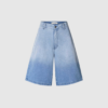 Light Denim Wide Shorts – Raha er et moderne par wide‑leg denimshorts i 100% bomuld. De har tætsiddende talje, brede ben og en blød, forvasket lys denimfarve. Perfekte til hverdagsbrug og et moderne, afslappet look. Bemærk: Shortsene er store i størrelsen – vælg en størrelse ned.
