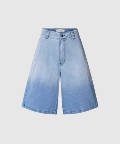 Light Denim Wide Shorts – Raha er et moderne par wide‑leg denimshorts i 100% bomuld. De har tætsiddende talje, brede ben og en blød, forvasket lys denimfarve. Perfekte til hverdagsbrug og et moderne, afslappet look. Bemærk: Shortsene er store i størrelsen – vælg en størrelse ned.