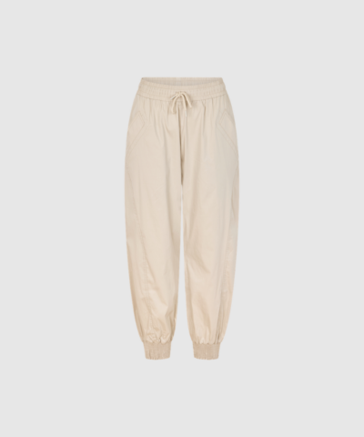 Papery Angle Seam Pants – Domino Sidiment er lette og komfortable bukser i en blød bomuldsblanding med elastiske manchetter, sidelommer og justerbar talje. Den afslappede pasform gør dem perfekte til både hverdagsbrug og rejsedage. True to size.