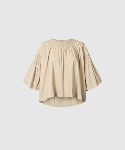 Papery Frill Sleeve Top – Efil Sidiment er en let og elegant top i en bomuldsblanding med boxy pasform og cropped, oversized ærmer. Fremstillet i Tyrkiet i et luftigt materiale, der giver et moderne og sofistikeret udtryk. Perfekt til både hverdag og pænere lejligheder.