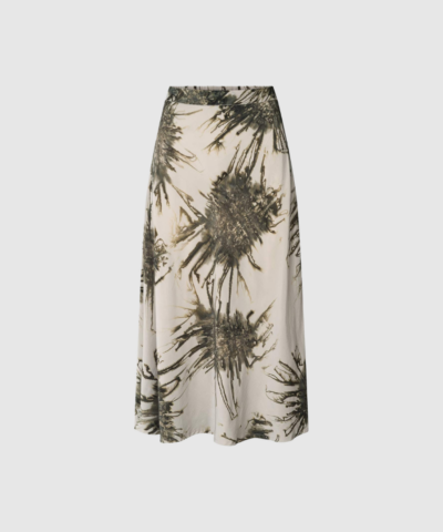 Sea Urchin Crop Bias Skirt – Elmi er en håndfarvet, lang nederdel i 100% viskose med et feminint bias‑cut og elastisk talje. Hver style er unik, skabt i Rabens Saloners Bali‑atelier af lokale farvekunstnere. En elegant og tidløs nederdel i farven Grey Combo.