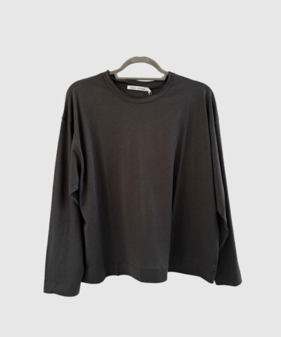 Layered Jersey Boxy T‑shirt fra Rabens Saloner i Faded Black. Blød jersey‑top i lyocell og bomuld med afslappet boxy pasform. Perfekt til hverdagsbrug og lag‑på‑lag.
