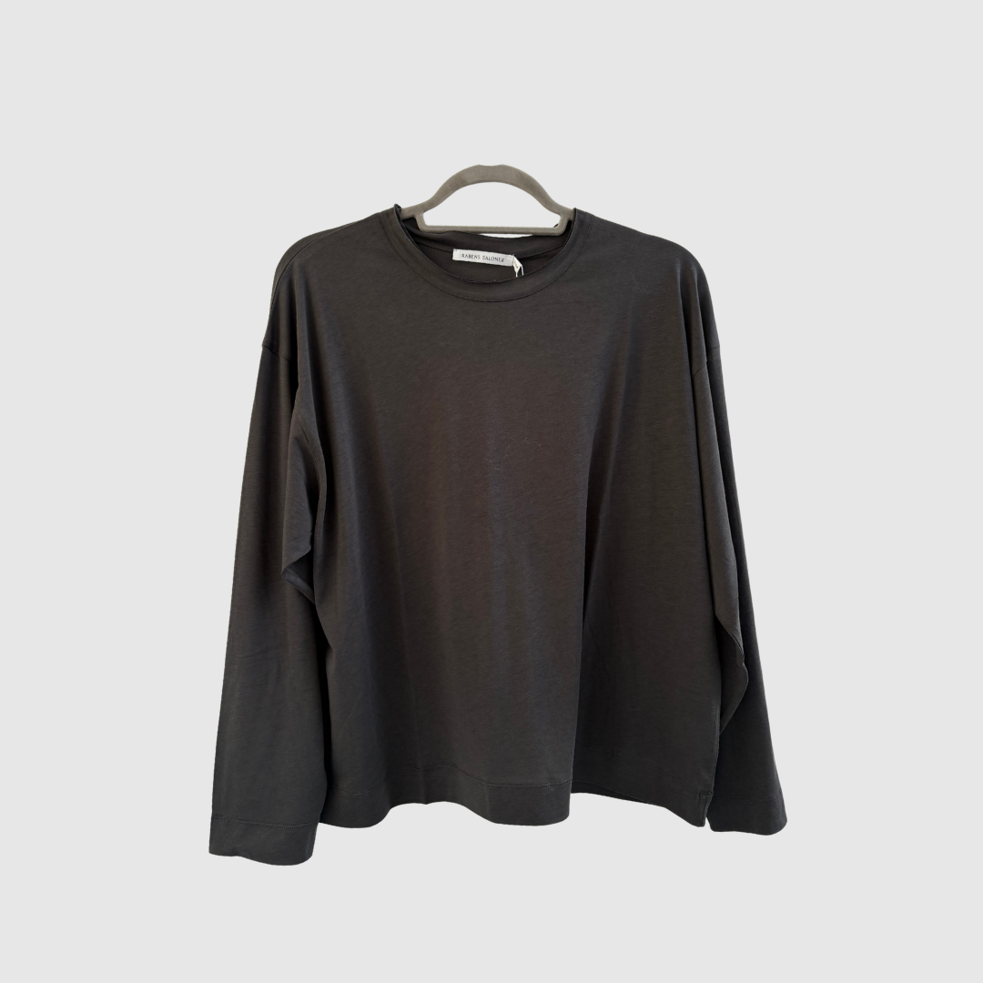 Layered Jersey Boxy T‑shirt fra Rabens Saloner i Faded Black. Blød jersey‑top i lyocell og bomuld med afslappet boxy pasform. Perfekt til hverdagsbrug og lag‑på‑lag.