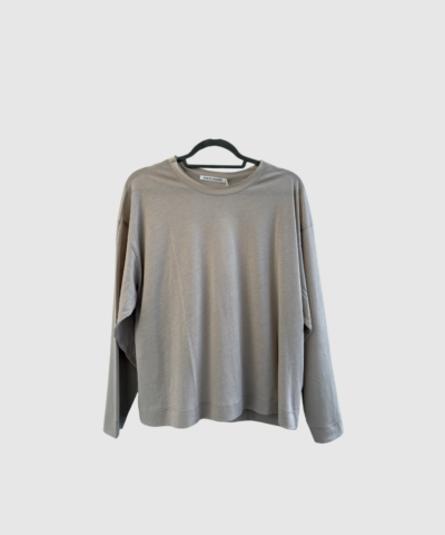 Layered Jersey Boxy T‑shirt fra Rabens Saloner i farven Rock. Blød, sandfarvet jersey‑top i lyocell og bomuld med moderne boxy pasform. Perfekt til hverdagsbrug og lag‑på‑lag.
