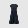 Rue de Tokyo Dalila GMTD Poplin Dress Dark Navy er en elegant skjortekjole i 100% bomuldspoplin. Den garment‑dyed navy farve giver et eksklusivt og tidløst udtryk, mens den afslappede pasform og de lange ærmer gør kjolen perfekt til både hverdag og arbejde. Et minimalistisk, luksuriøst design i høj kvalitet.