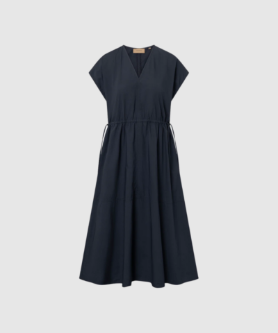 Rue de Tokyo Dalila GMTD Poplin Dress Dark Navy er en elegant skjortekjole i 100% bomuldspoplin. Den garment‑dyed navy farve giver et eksklusivt og tidløst udtryk, mens den afslappede pasform og de lange ærmer gør kjolen perfekt til både hverdag og arbejde. Et minimalistisk, luksuriøst design i høj kvalitet.