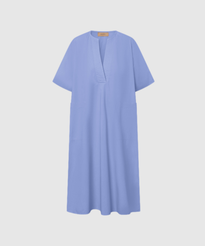 Rue de Tokyo Desi GMTD Poplin Dress Blue Bonnet er en elegant og afslappet kjole i 100% økologisk bomuld. Med A‑line snit, korte ærmer, V‑udskæring og praktiske lommer er den både stilren og funktionel. Perfekt til sommer, hverdagslooks og casual events.