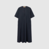 Rue de Tokyo Desi GMTD Poplin Dress Dark Navy er en elegant og afslappet kjole i 100% økologisk bomuld. Med A‑line snit, korte ærmer, V‑udskæring og praktiske lommer er den både stilren og funktionel. Perfekt til sommer, hverdagslooks og casual events.