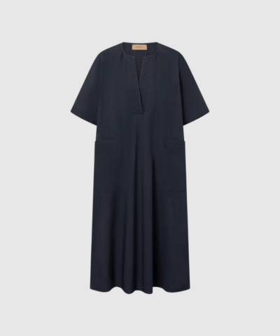 Rue de Tokyo Desi GMTD Poplin Dress Dark Navy er en elegant og afslappet kjole i 100% økologisk bomuld. Med A‑line snit, korte ærmer, V‑udskæring og praktiske lommer er den både stilren og funktionel. Perfekt til sommer, hverdagslooks og casual events.