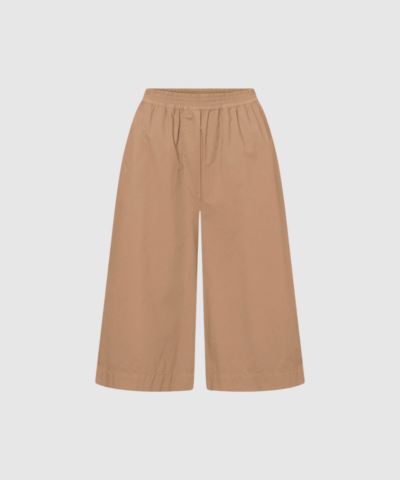 Rue de Tokyo Peche GMTD Poplin Shorts Mocha er et par tidløse, komfortable shorts i 100% bomuld. De har elastisk talje, lommer og en afslappet pasform – perfekte til både hverdag og afslappede sommerdage. Den garment‑dyed mocha farve giver et eksklusivt og naturligt udtryk.