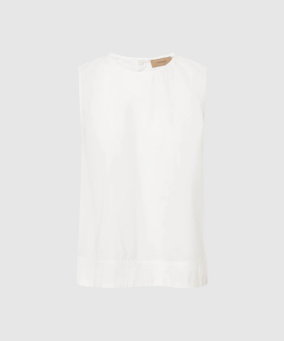 Rue de Tokyo Sharren GMTD Poplin Blouse i hvid er en elegant og minimalistisk ærmeløs bluse i 100% økologisk bomuld. Blusen har en løs pasform, smukke syningsdetaljer og diskret knaplukning bagpå. Perfekt til både hverdagsbrug, kontorlooks og festlige anledninger.