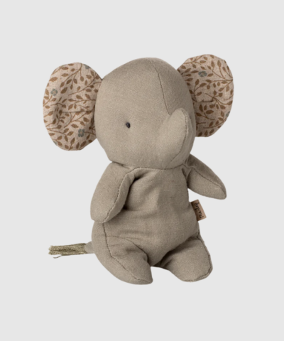 Opdag Safari Friends – Elefant, Mini – Grå, en blød og krammevenlig elefant i 12 cm med genanvendt fyld og blødt, holdbart stof. Den lille elefant kan sidde selv, er godkendt til alle aldre og perfekt som gave, pynt eller ny yndlingsbamse. En sød og tidløs klassiker fra Safari Friends‑universet.