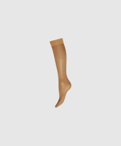 Opdag Satin Touch 20 Knee‑Highs i farven Caramel – elegante 20 denier knæstrømper med satin‑finish, bred komfortkant og let forstærket tå. Perfekte til både hverdag og fest, når du ønsker et smukt, delikat look med høj komfort.