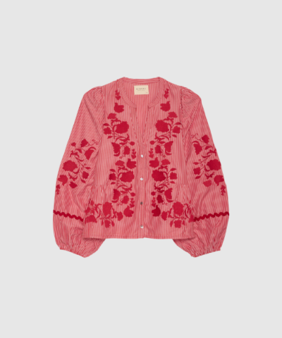 Opdag Juliane Top fra Sissel Edelbo – en smuk rødstribet bluse skabt af leftover cotton. Det feminine snit, cut‑lines med gathers, perlemorsknapper, ballonærmer og de fine zigzag‑ og broderidetaljer gør toppen både unik og tidløs. En bæredygtig limited edition style med masser af charme.